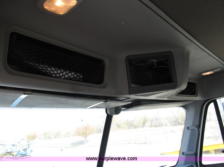 image for item B5025 2005 Freightliner Columbia semi truck