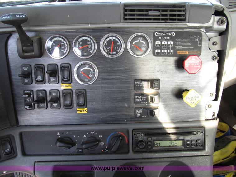 image for item B5025 2005 Freightliner Columbia semi truck