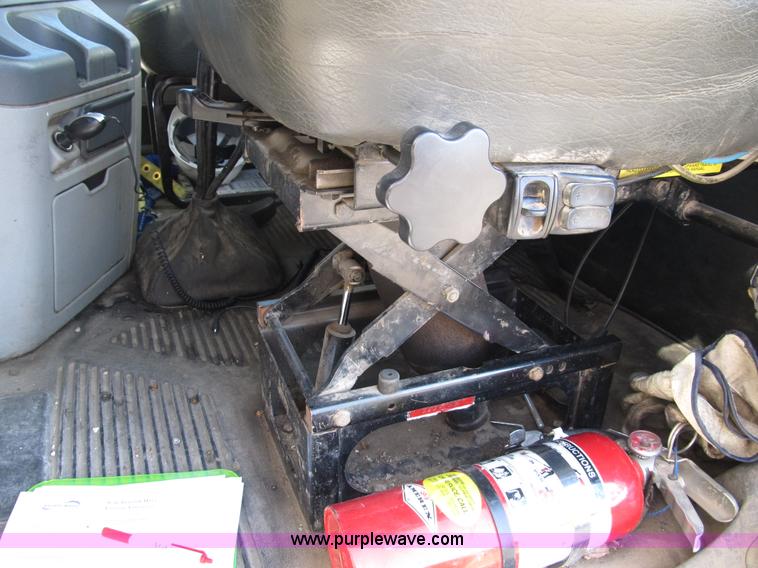 image for item B5025 2005 Freightliner Columbia semi truck