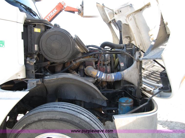 image for item B5025 2005 Freightliner Columbia semi truck