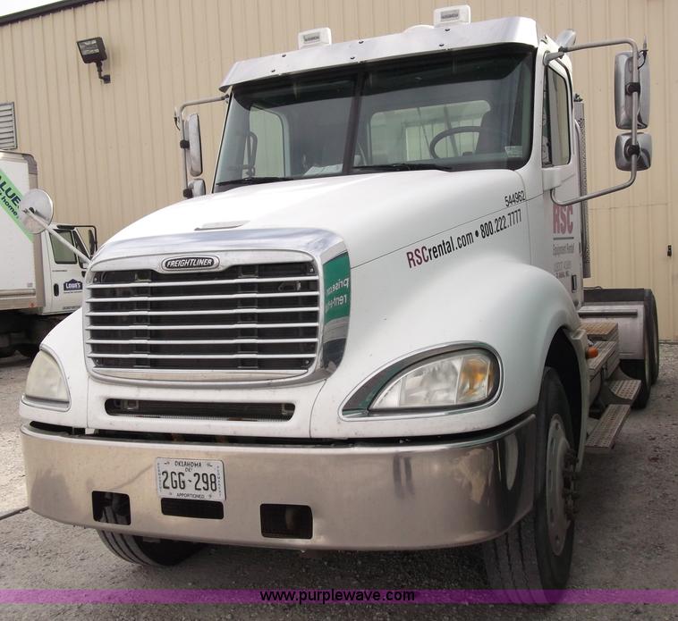 image for item B5025 2005 Freightliner Columbia semi truck