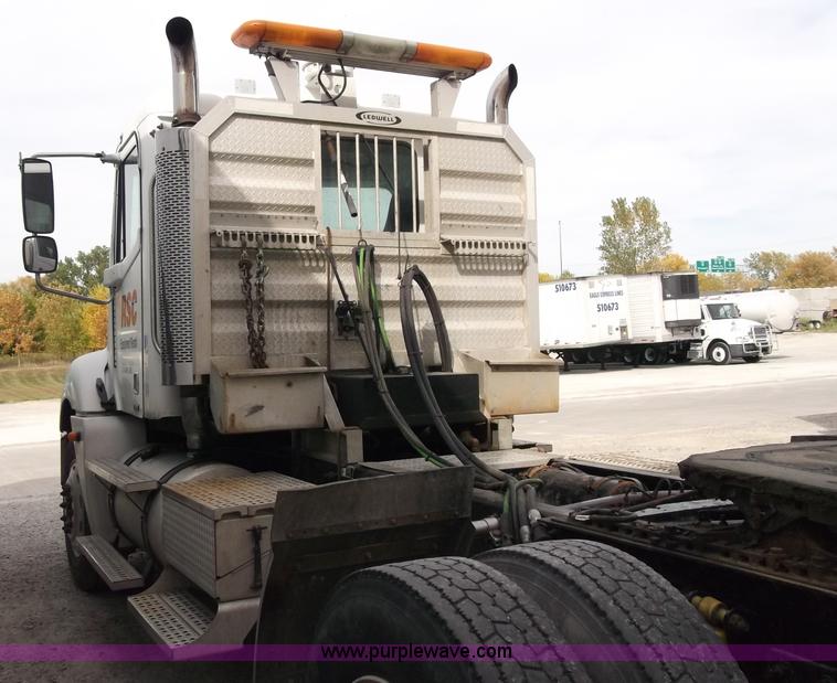 image for item B5025 2005 Freightliner Columbia semi truck