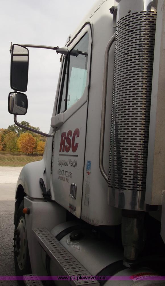 image for item B5025 2005 Freightliner Columbia semi truck