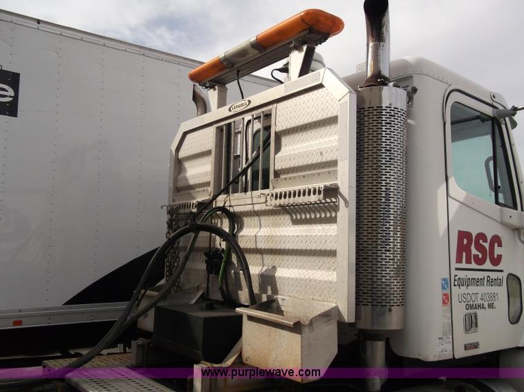 image for item B5025 2005 Freightliner Columbia semi truck