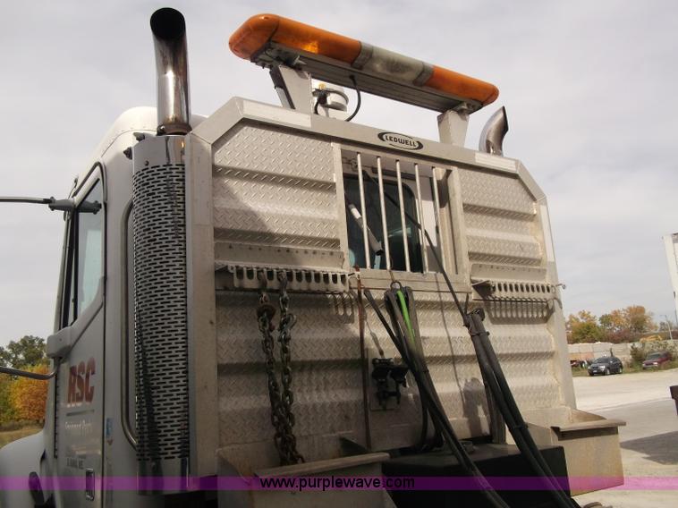 image for item B5025 2005 Freightliner Columbia semi truck