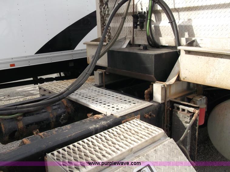 image for item B5025 2005 Freightliner Columbia semi truck