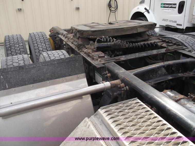 image for item B5025 2005 Freightliner Columbia semi truck