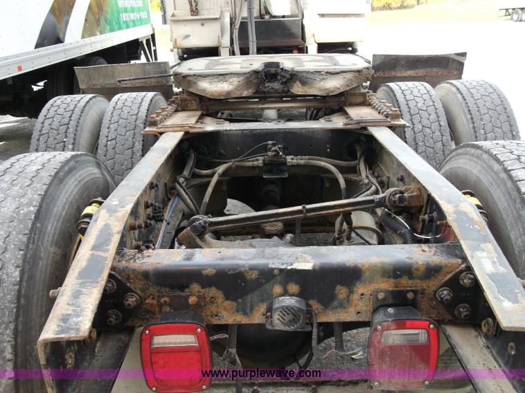 image for item B5025 2005 Freightliner Columbia semi truck