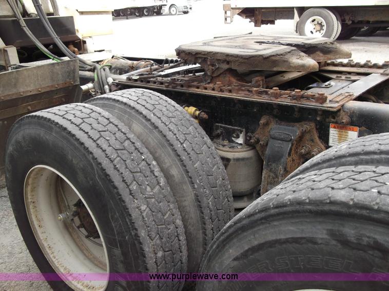 image for item B5025 2005 Freightliner Columbia semi truck