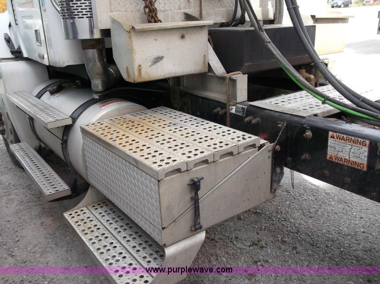 image for item B5025 2005 Freightliner Columbia semi truck