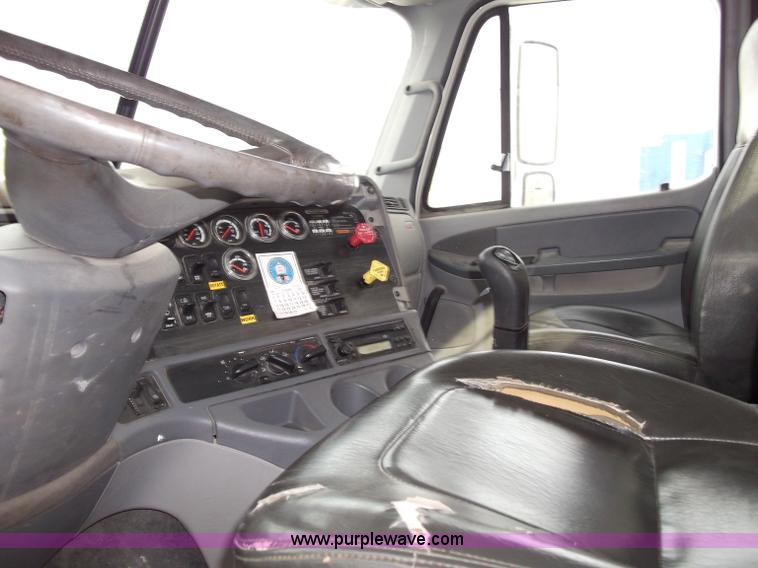 image for item B5025 2005 Freightliner Columbia semi truck