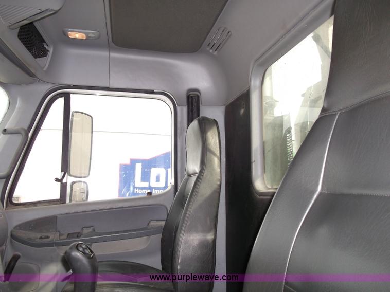 image for item B5025 2005 Freightliner Columbia semi truck
