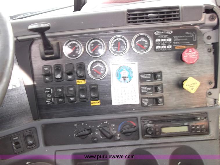 image for item B5025 2005 Freightliner Columbia semi truck