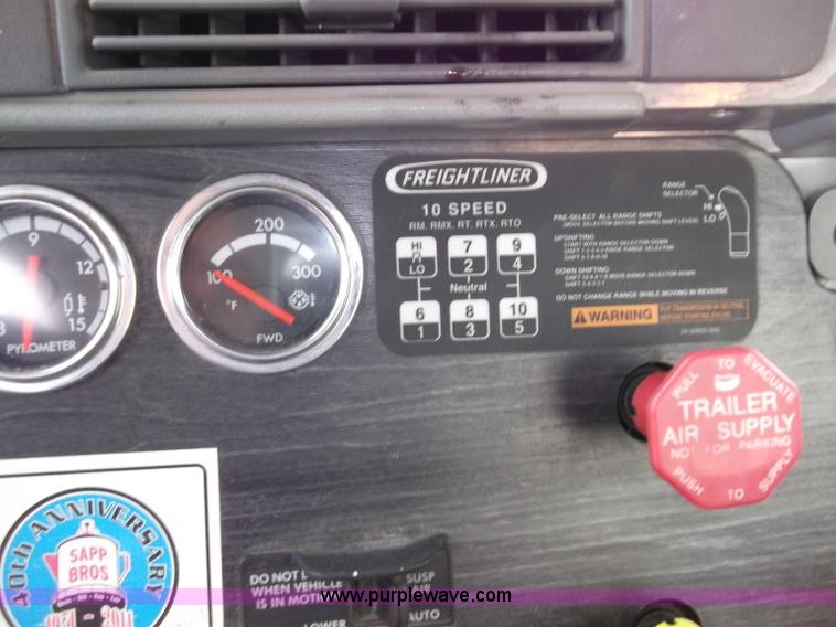 image for item B5025 2005 Freightliner Columbia semi truck