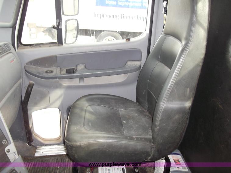 image for item B5025 2005 Freightliner Columbia semi truck