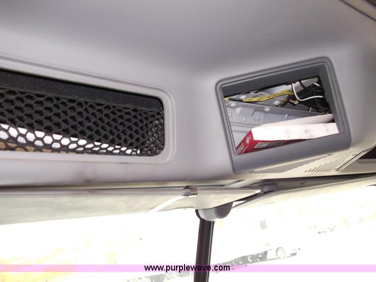 image for item B5025 2005 Freightliner Columbia semi truck