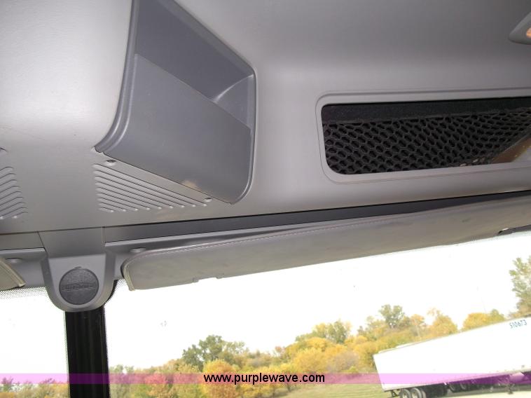 image for item B5025 2005 Freightliner Columbia semi truck