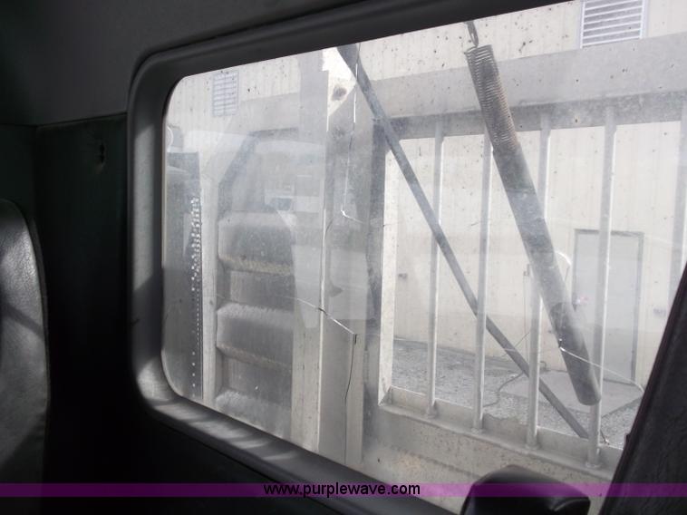 image for item B5025 2005 Freightliner Columbia semi truck