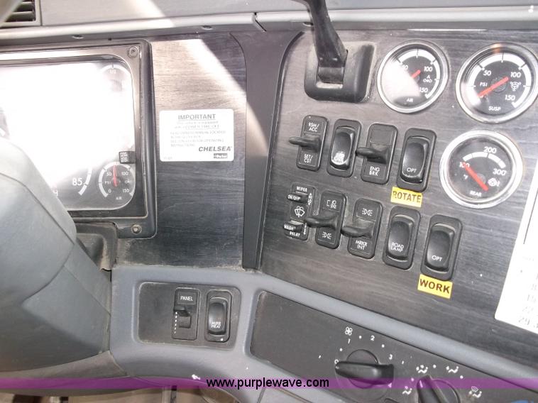 image for item B5025 2005 Freightliner Columbia semi truck