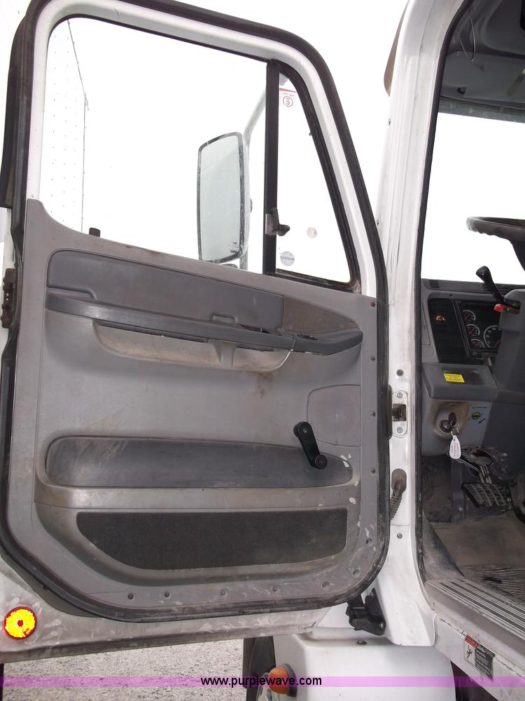 image for item B5025 2005 Freightliner Columbia semi truck