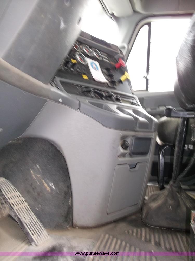 image for item B5025 2005 Freightliner Columbia semi truck