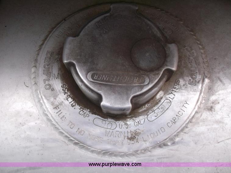 image for item B5025 2005 Freightliner Columbia semi truck