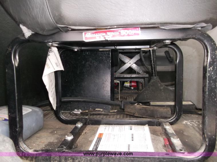 image for item B5025 2005 Freightliner Columbia semi truck