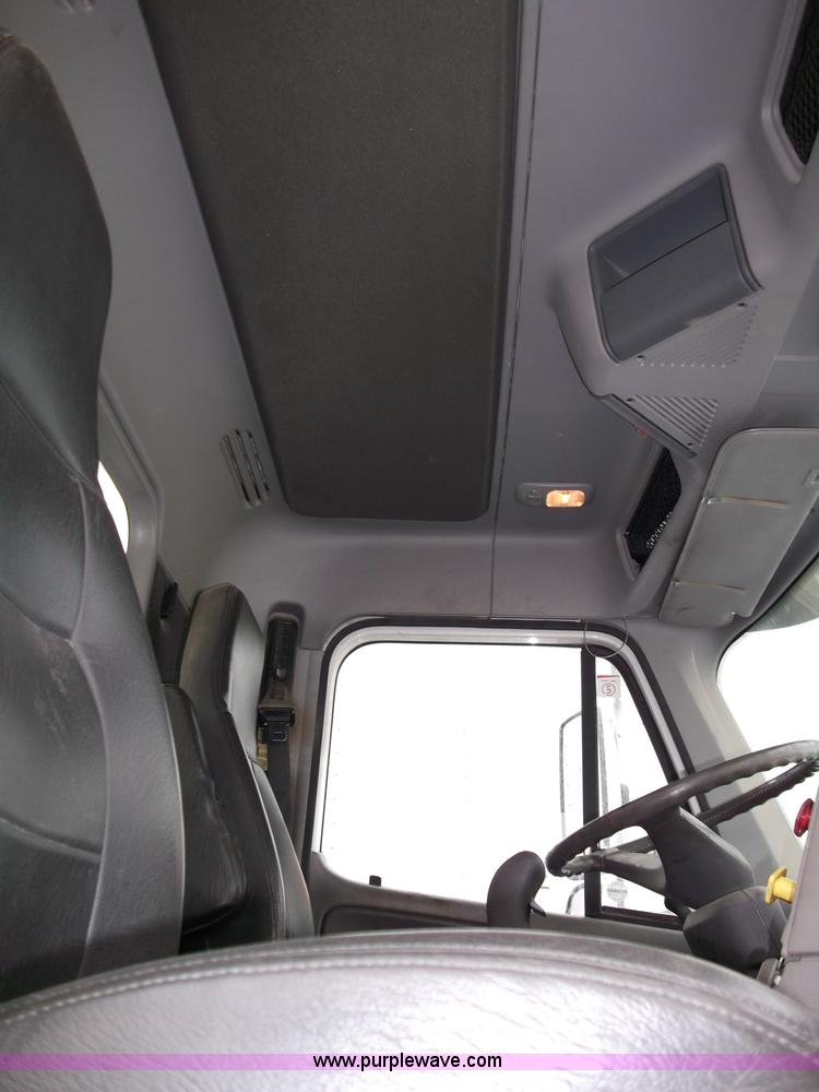 image for item B5025 2005 Freightliner Columbia semi truck