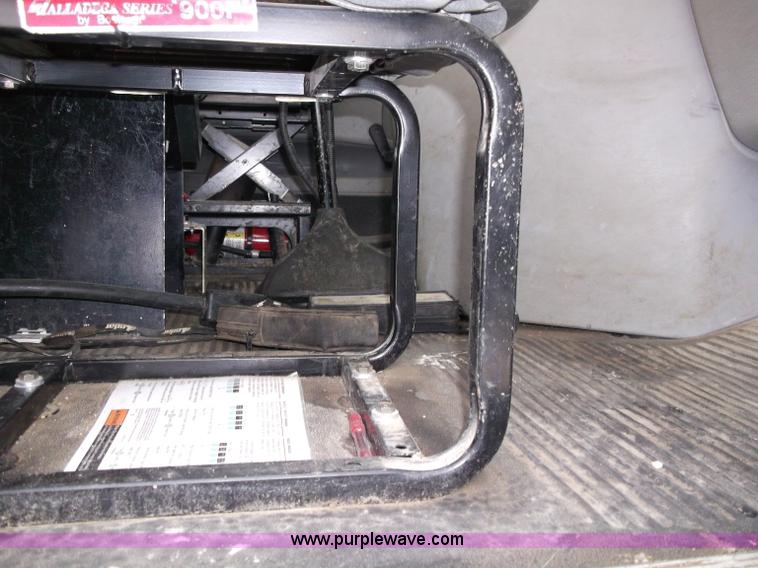 image for item B5025 2005 Freightliner Columbia semi truck