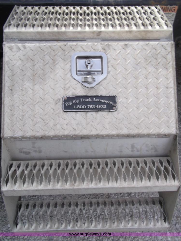 image for item B5025 2005 Freightliner Columbia semi truck