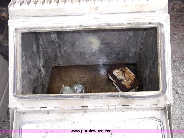 image for item B5025 2005 Freightliner Columbia semi truck