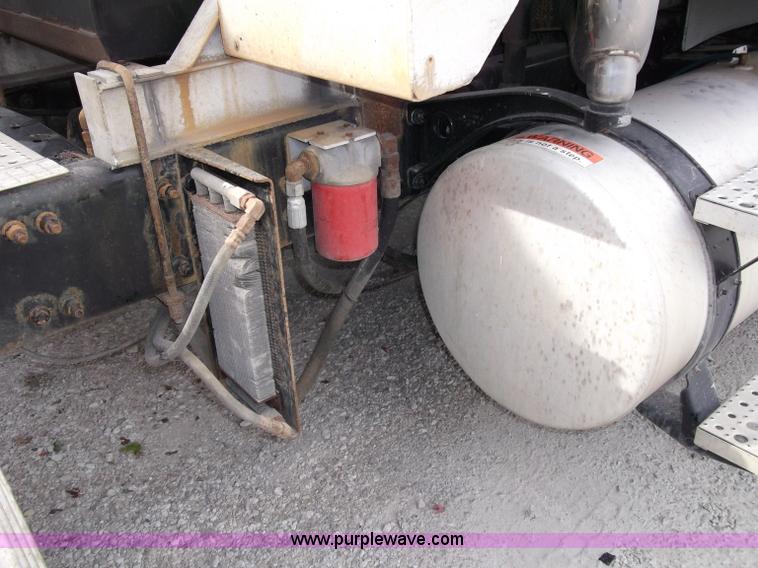 image for item B5025 2005 Freightliner Columbia semi truck