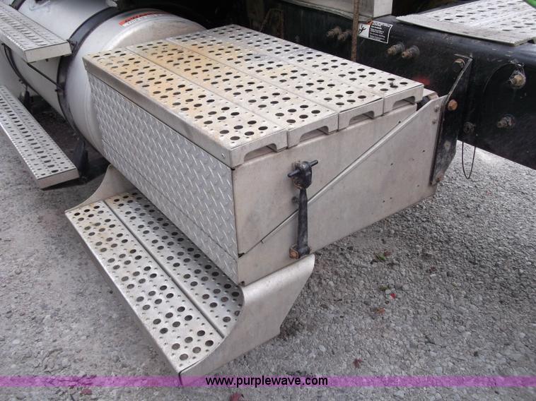 image for item B5025 2005 Freightliner Columbia semi truck