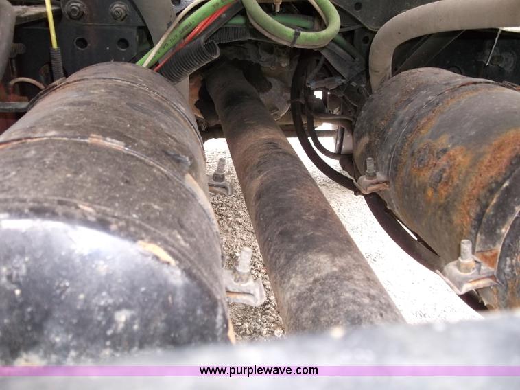 image for item B5025 2005 Freightliner Columbia semi truck