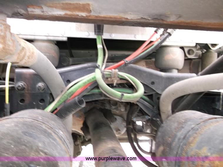 image for item B5025 2005 Freightliner Columbia semi truck