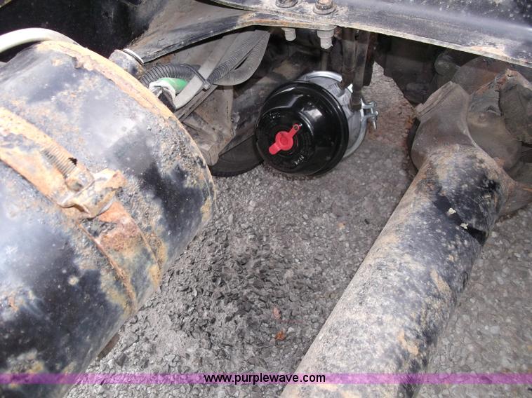 image for item B5025 2005 Freightliner Columbia semi truck