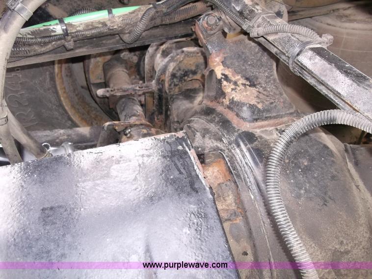 image for item B5025 2005 Freightliner Columbia semi truck