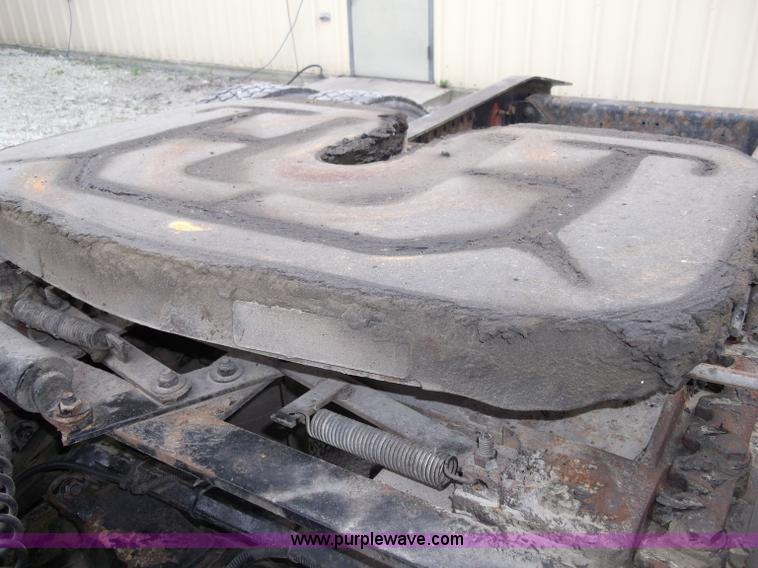 image for item B5025 2005 Freightliner Columbia semi truck