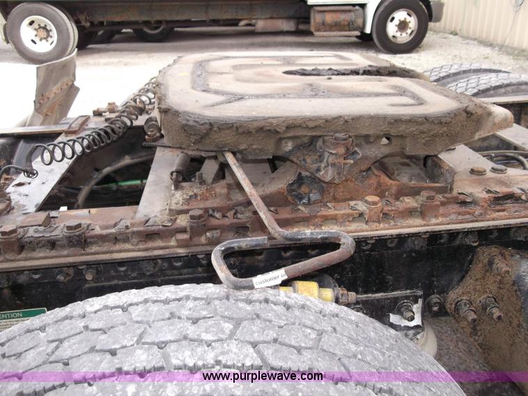 image for item B5025 2005 Freightliner Columbia semi truck