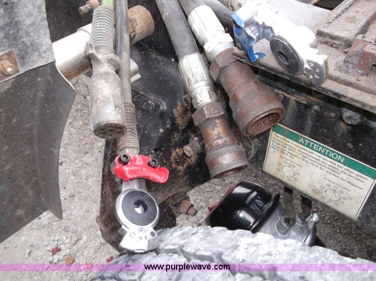 image for item B5025 2005 Freightliner Columbia semi truck