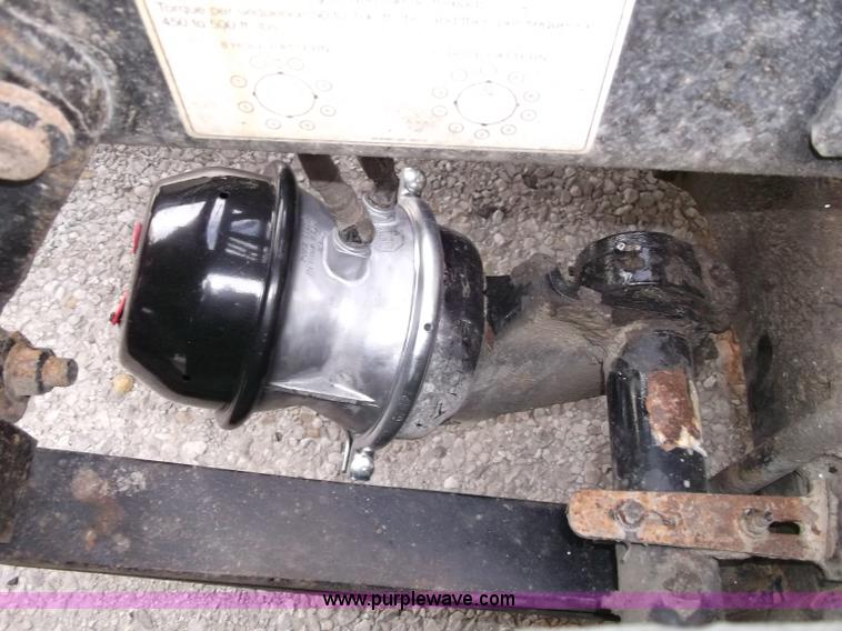 image for item B5025 2005 Freightliner Columbia semi truck