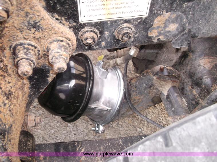 image for item B5025 2005 Freightliner Columbia semi truck