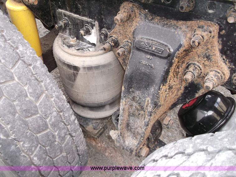 image for item B5025 2005 Freightliner Columbia semi truck