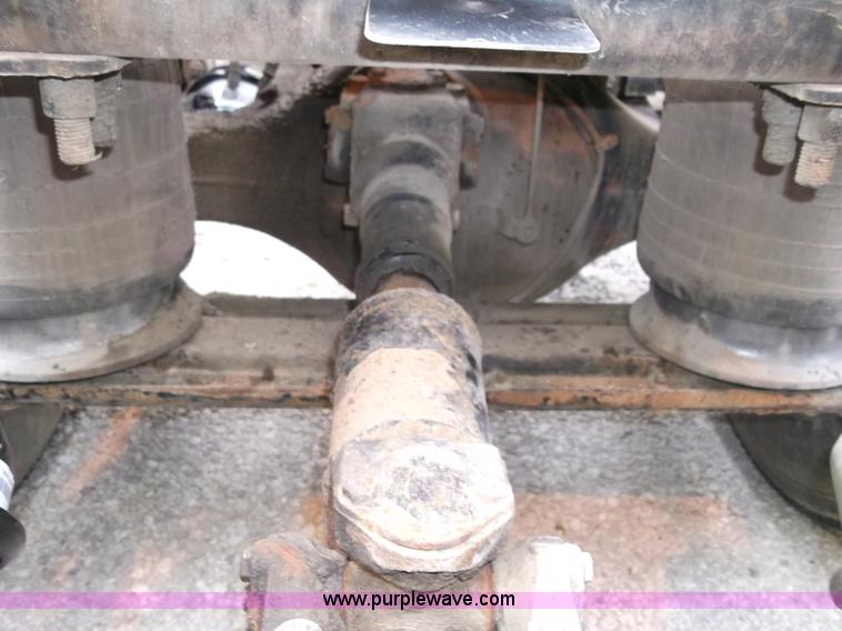 image for item B5025 2005 Freightliner Columbia semi truck