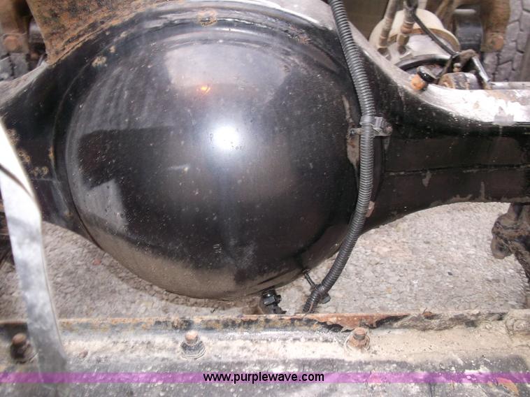 image for item B5025 2005 Freightliner Columbia semi truck