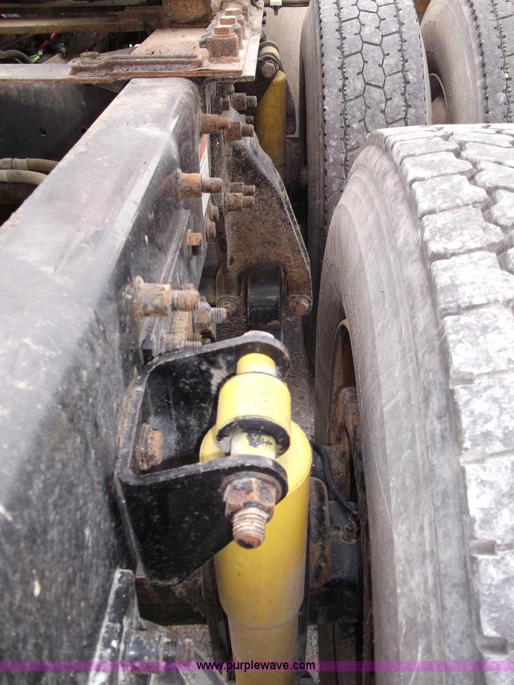 image for item B5025 2005 Freightliner Columbia semi truck