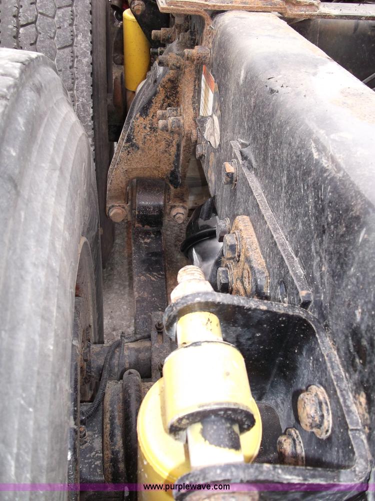 image for item B5025 2005 Freightliner Columbia semi truck