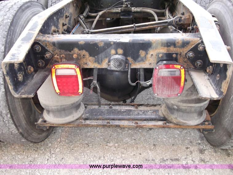 image for item B5025 2005 Freightliner Columbia semi truck