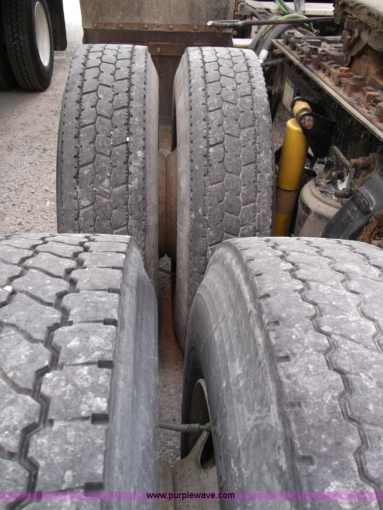 image for item B5025 2005 Freightliner Columbia semi truck