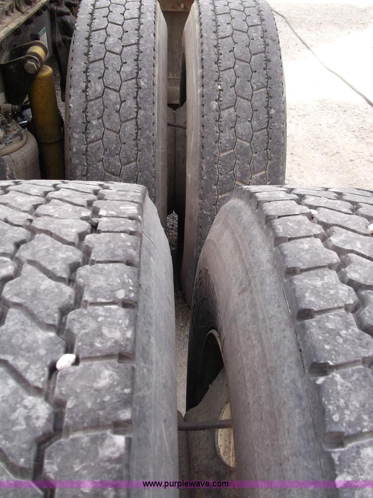 image for item B5025 2005 Freightliner Columbia semi truck